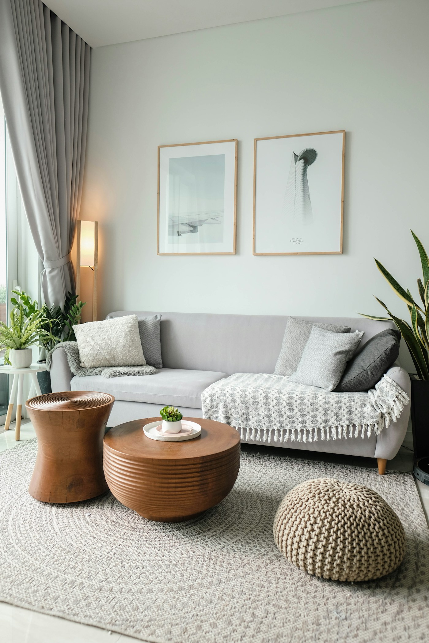 Sala acolhedora com sofá, plantas e luz natural